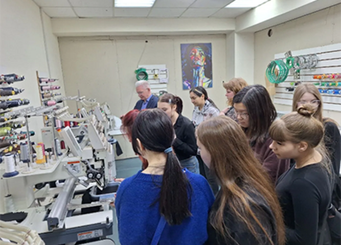 студенты группы ОШ-25.1 побывали на экскурсии на швейном предприятии