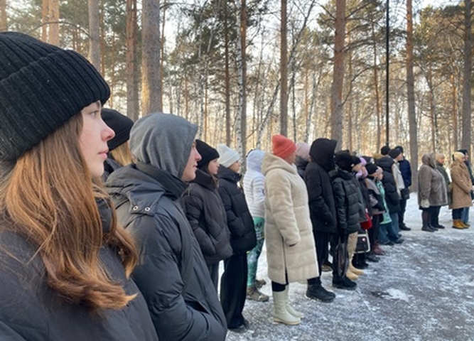 Студенты АГО почтили память героев на митинге