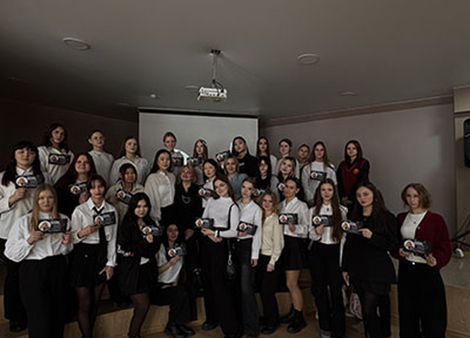 Секреты профессионального макияжа: в колледже прошел мастер-класс международного эксперта