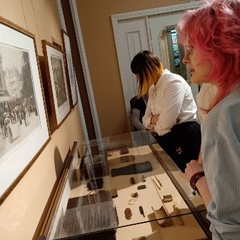 студенты на выставке «Портрет а порте: о костюмах в живописи»